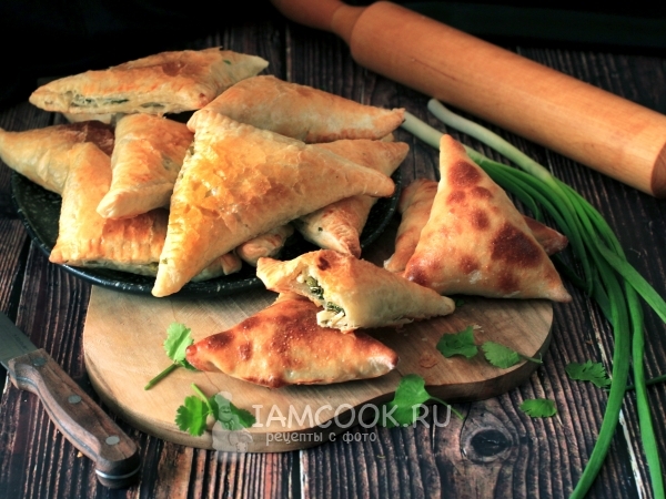 Слоеная самса с зеленью и сыром — рецепт с фото пошагово