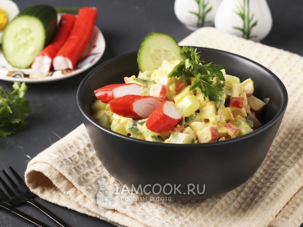 Салат с крабовыми палочками, яйцами и сыром сулугуни — рецепт с фото пошагово