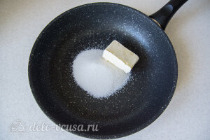 На сковороде разогреваем сахар с маслом