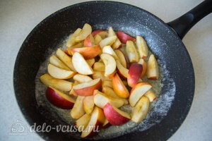 Добавляем яблоки в сковороду