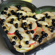 Пирог с яблоками и черноплодной рябиной на кефире: фото шаг 7