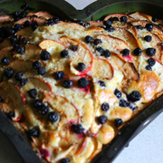 Пирог с яблоками и черноплодной рябиной на кефире: фото шаг 8