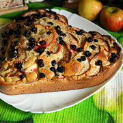Пирог с яблоками и черноплодной рябиной на кефире: фото шаг 11