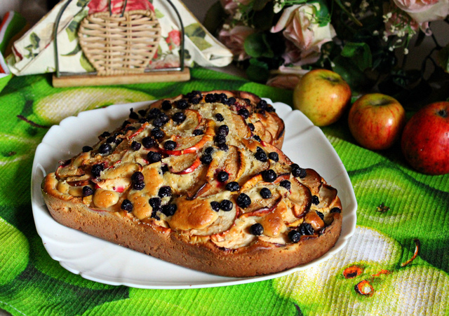 Фото к рецепту: Пирог с яблоками и черноплодной рябиной на кефире