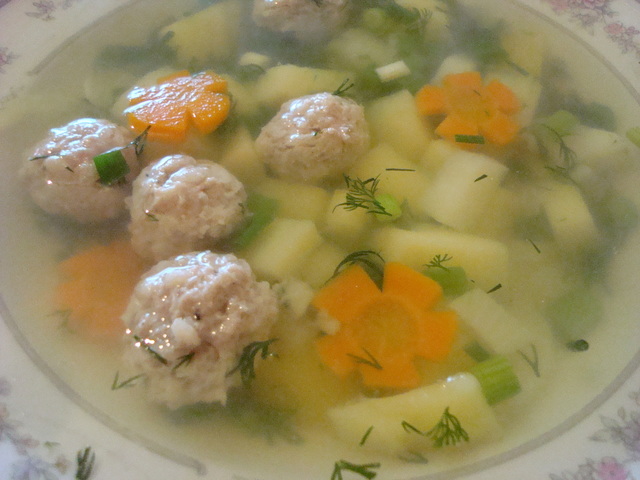 Фото к рецепту: Суп картофельный с ёжиками для маленькой привереды