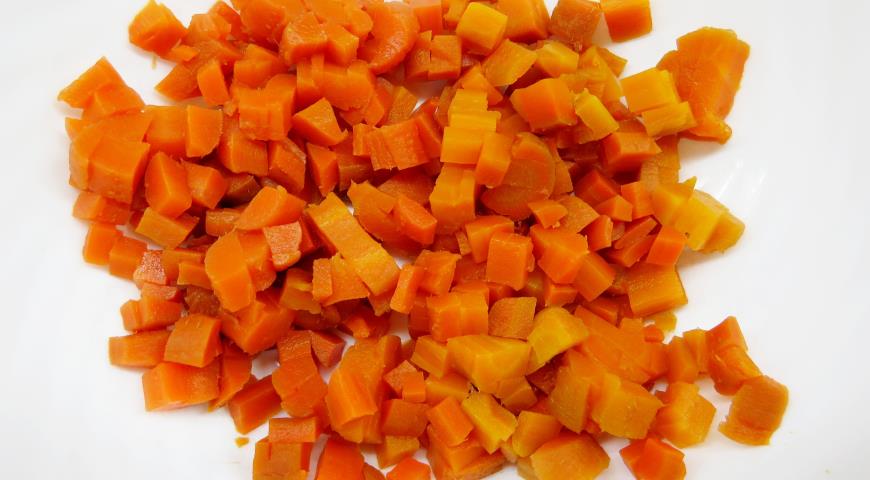 Нарезаем запеченную морковь для салата