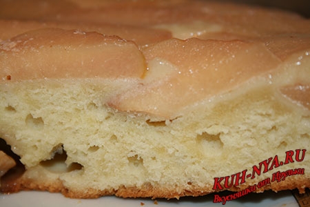 пирог бисквит на кефире с айвой