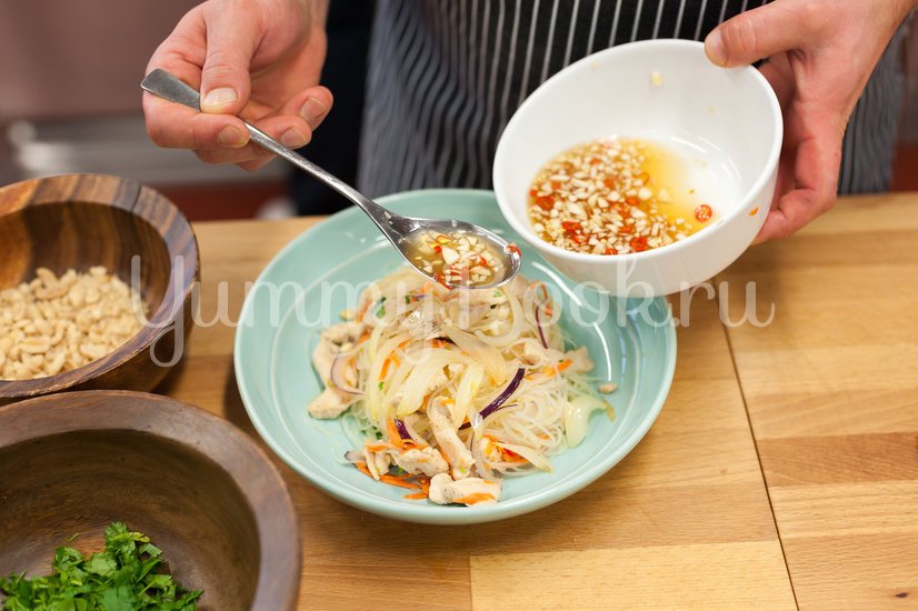Салат с курицей и рисовой лапшой по-тайски - шаг 6