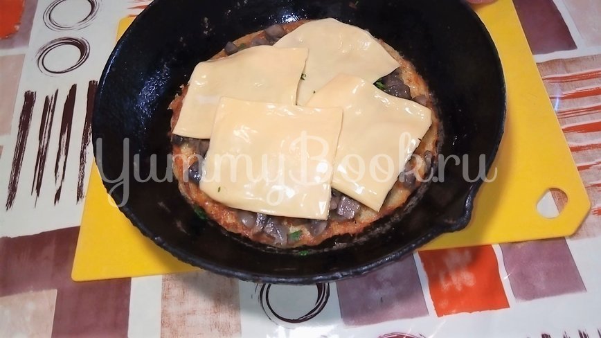 Картофельная пицца с грибами на сковороде - шаг 4