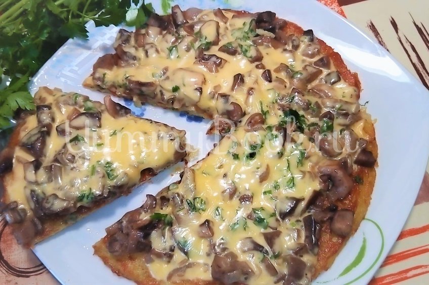 Картофельная пицца с грибами на сковороде