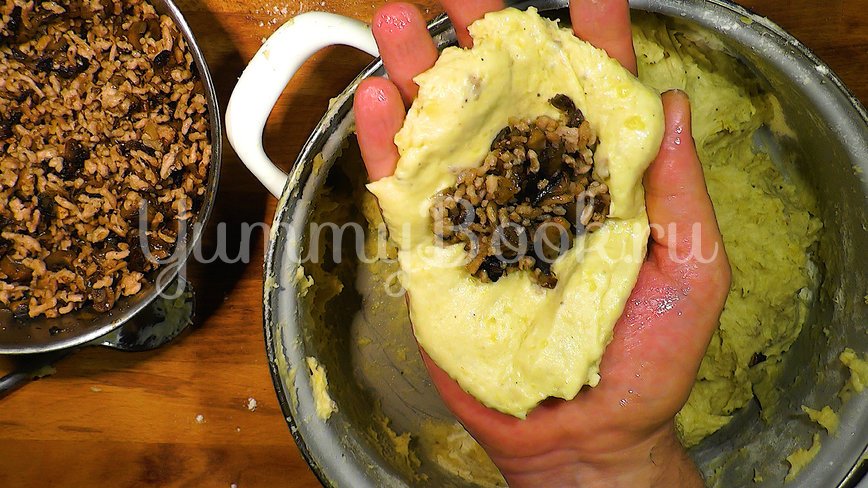 Картофельные зразы с мясом и грибами - шаг 8