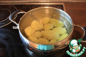 Картофельные котлеты из пюре с сырной начинкой приготовленные на сковороде