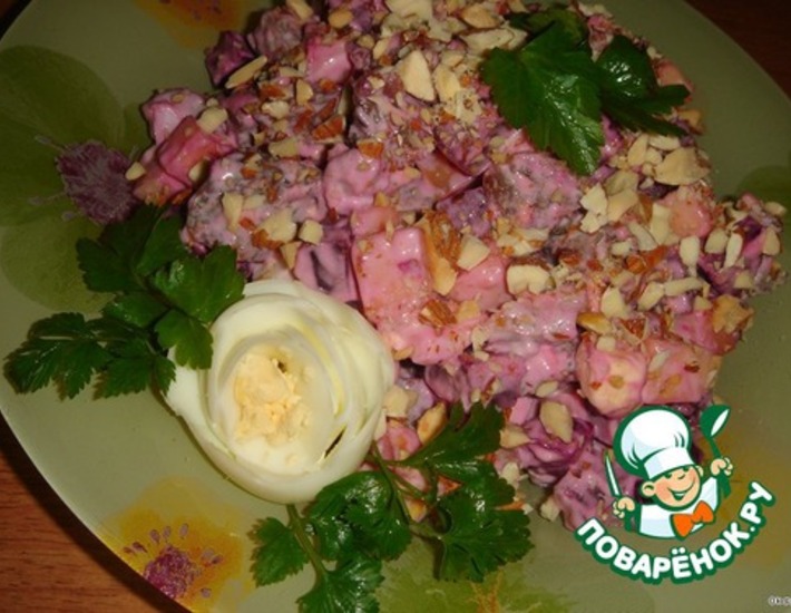 Рецепт: Салат из говядины с сыром и свеклой