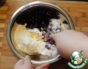Пирожки с черникой из дрожжевого теста - пошаговый рецепт с фото