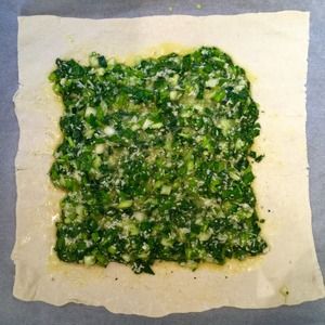 Луковый пирог из слоеного теста - пошаговый рецепт с фото