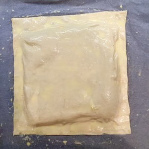 Луковый пирог из слоеного теста - пошаговый рецепт с фото