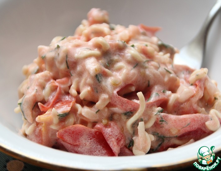 Рецепт: Салат из лапши быстрого приготовления и помидоров