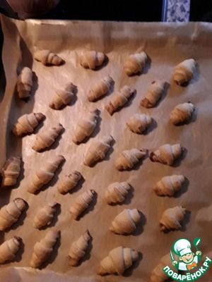 Дрожжевые мини-рогалики с ореховой начинкой – кулинарный рецепт