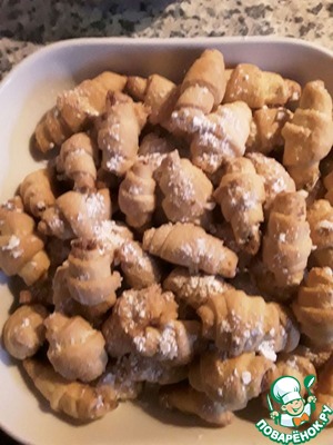 Дрожжевые мини-рогалики с ореховой начинкой – кулинарный рецепт