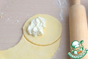 Пирожки из слоеного теста с творогом — рецепт с фото пошагово