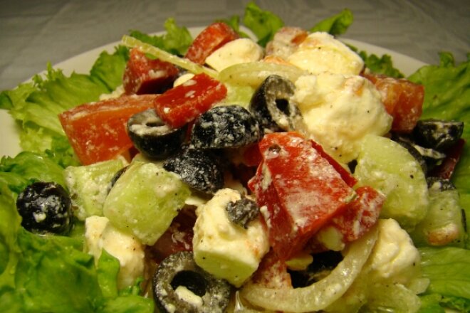 Греческий салат с брынзой, маслинами и оливками