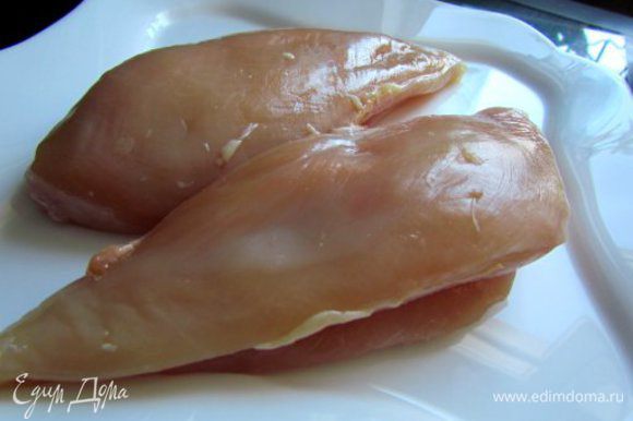 Подготовим куриное филе: грудку надо разрезать на 2 филешки.