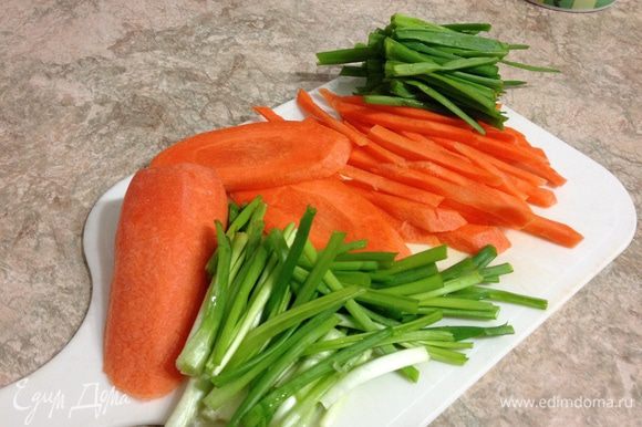 Морковь и зеленый лук режем как на картинке, соломкой. Южные корейцы также часто используют редьку вместо моркови или равные их части. Я люблю так)) так 