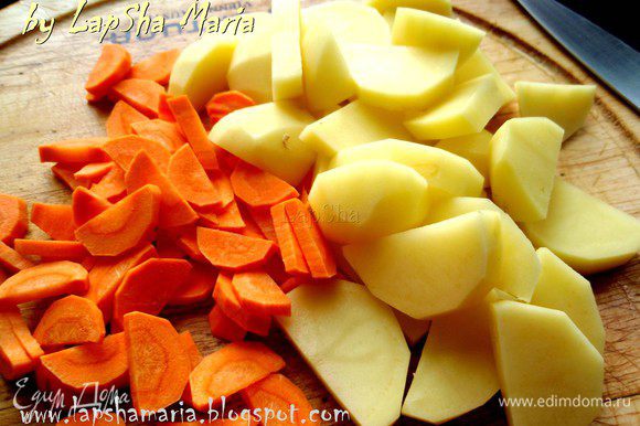 Картофель нарежем пополам и на ломтики средней толщины. Морковь тоже нарежем пополам и нашинкуем полукольцами не очень крупно, чтобы она успела приготовиться.