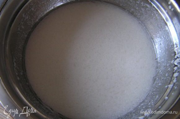 Желатин замочить в воде на 10 минут. В кокосовое молоко добавить мятный сироп, лимонный сок и ванилин. Нагреть до 40-50*С и добавить отжатый желатин, перемешать до полного растворения.