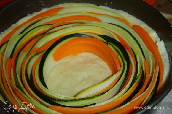 постепенно двигаясь к центру, чередуя кабачок, цукини и морковь.
