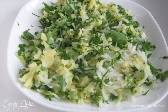 Перемешать картофель с нарубленной зеленью петрушки.