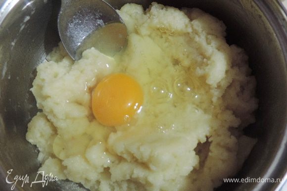 Даем остыть минут 5 и начинаем по одному (!) вмешивать яйца.