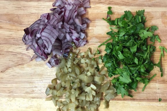 Пока картошка варится, мелко порежем огурцы, луковку и петрушку. По объему огурцов и лука должно быть примерно поровну.