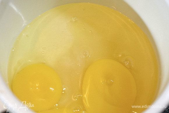 Для блинов в теплое молоко (1 стакан) добавим соль, 1 ч. л. сахара, дрожжи. После образования дрожжевой шапочки в большой миске взбейте яйца с оставшимися сахаром и солью в пышную пену. Добавьте половину оставшегося молока и растопленное сливочное масло, опять взбейте.