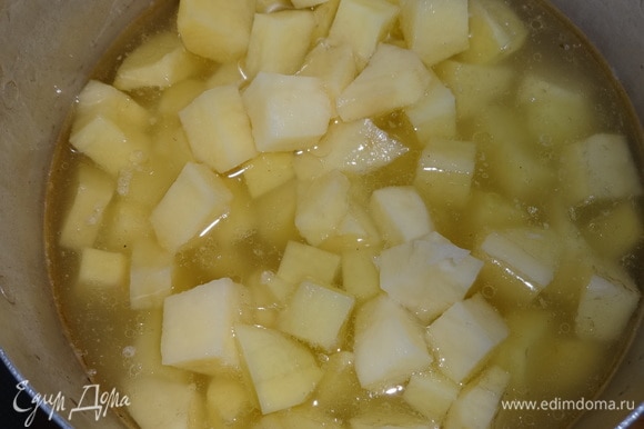 Картофель положить в бульон из-под курицы и варить почти до готовности.