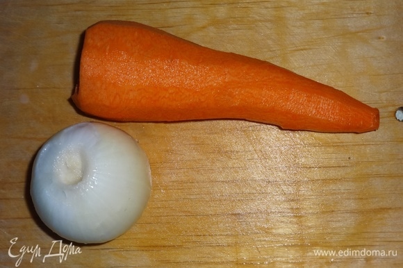 Лук и морковь почистить, вымыть.
