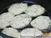 Фото приготовления рецепта: Оладьи на кефире с сыром - шаг №4