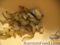Фото приготовления рецепта: Салат с куриной печенью, свеклой и солеными огурцами - шаг №5