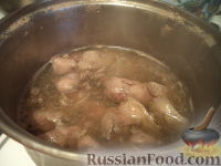 Фото приготовления рецепта: Салат с куриной печенью, свеклой и солеными огурцами - шаг №3