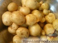 Фото приготовления рецепта: Молодой картофель, жаренный с чесноком и укропом - шаг №2