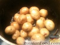 Фото приготовления рецепта: Молодой картофель, жаренный с чесноком и укропом - шаг №3