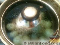 Фото приготовления рецепта: Молодой картофель, жаренный с чесноком и укропом - шаг №4
