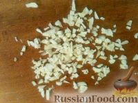 Фото приготовления рецепта: Молодой картофель, жаренный с чесноком и укропом - шаг №7