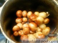 Фото приготовления рецепта: Молодой картофель, жаренный с чесноком и укропом - шаг №5