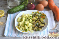Фото приготовления рецепта: Оливье с креветками, огурцами и авокадо - шаг №5
