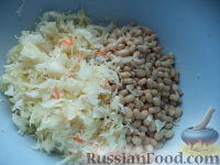 Фото приготовления рецепта: Винегрет с фасолью и солеными огурцами - шаг №8