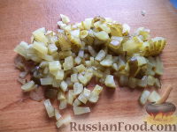 Фото приготовления рецепта: Винегрет с фасолью и солеными огурцами - шаг №7