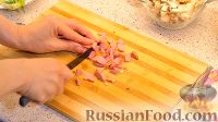 Фото приготовления рецепта: Закусочные кексы из куриного филе с начинкой - шаг №2