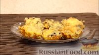 Фото приготовления рецепта: Закусочные кексы из куриного филе с начинкой - шаг №15