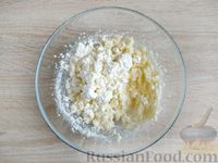 Фото приготовления рецепта: Творожно-лимонный кекс с изюмом - шаг №3